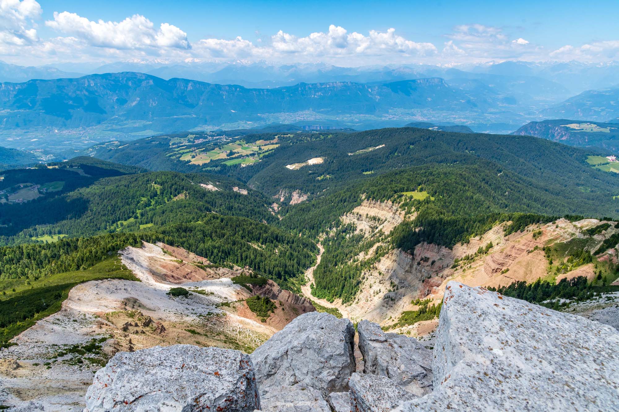 Blick vom Gipfel des Weißhorn hinunter in die Bletterbachschlucht